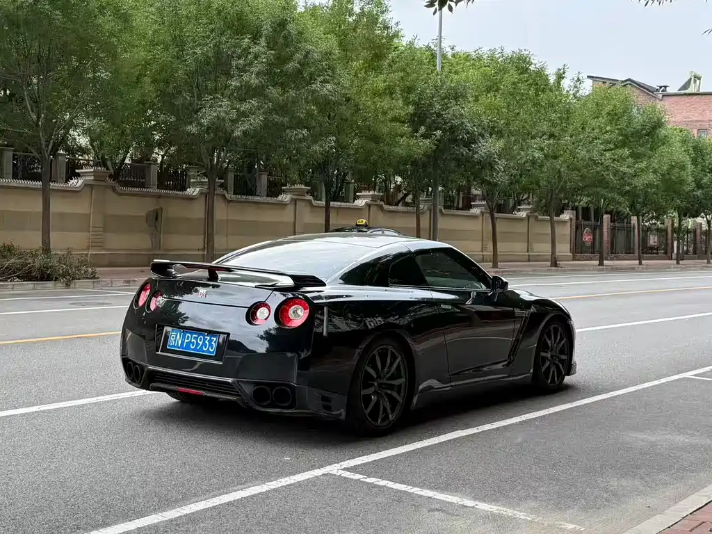 Nissan GT-R — миниатюра 9