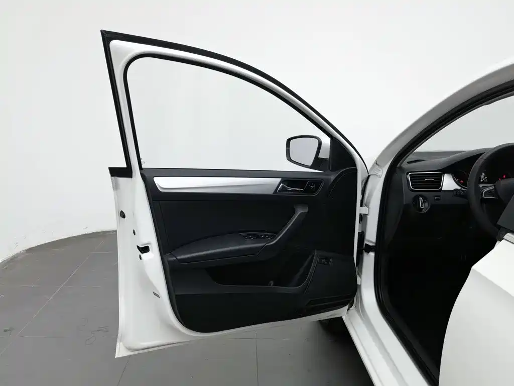 Skoda Rapid — миниатюра 8