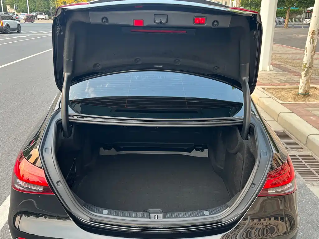 Mercedes-Benz E-Class — миниатюра 18