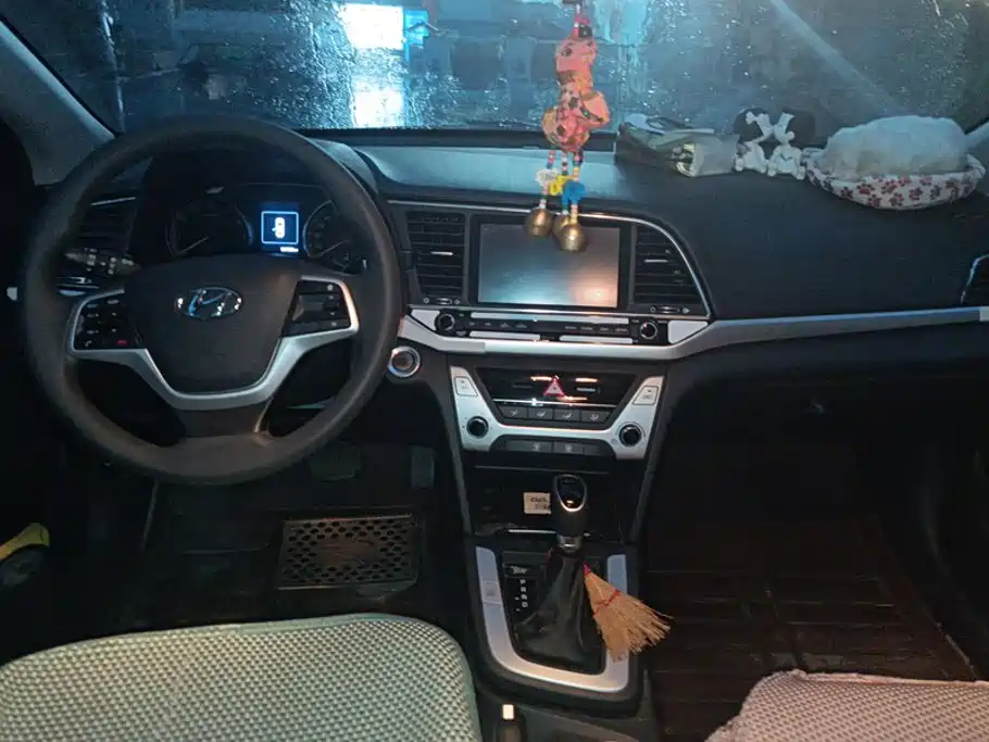 Hyundai Elantra — миниатюра 12