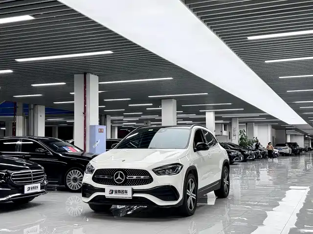 MERCEDES-BENZ GLA