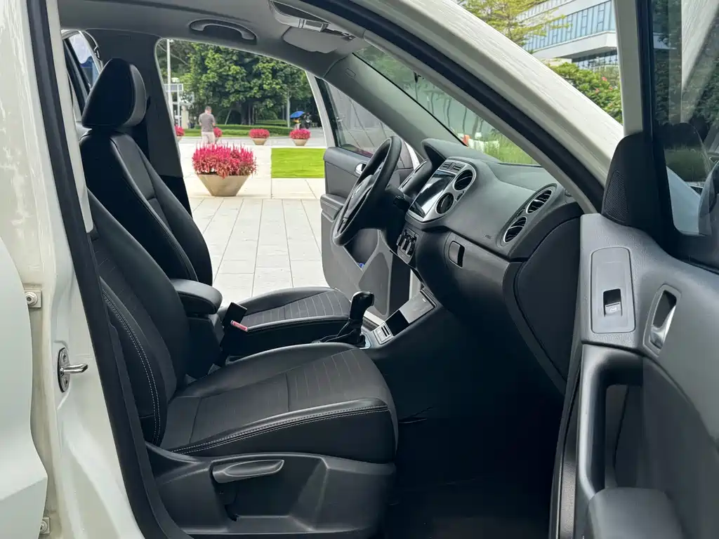 Volkswagen Tiguan - фото 6