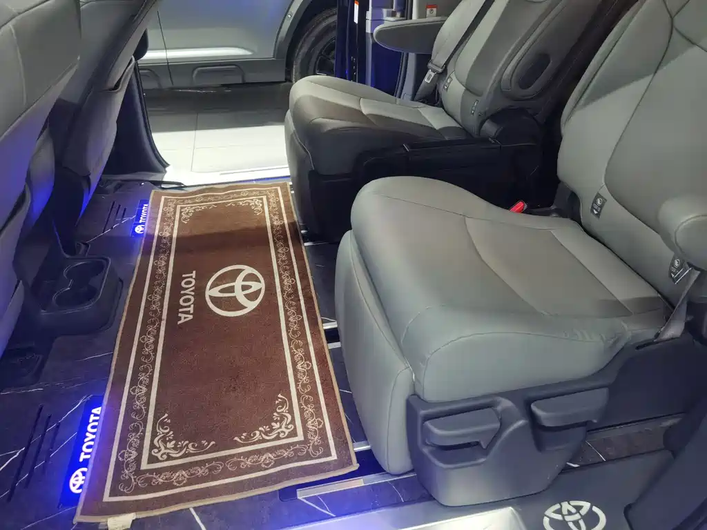 Toyota Granvia — миниатюра 8