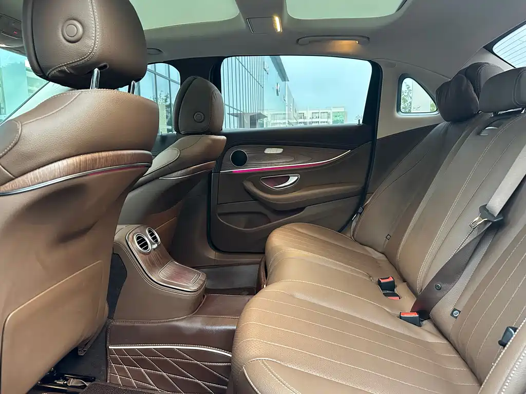 Mercedes-Benz E-Class — миниатюра 7