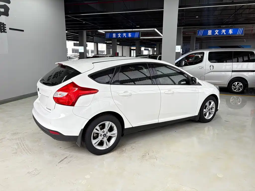 Ford Focus 2012 1.6L AT