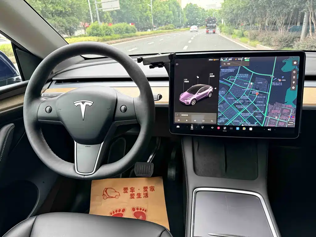 Tesla Model Y — миниатюра 15
