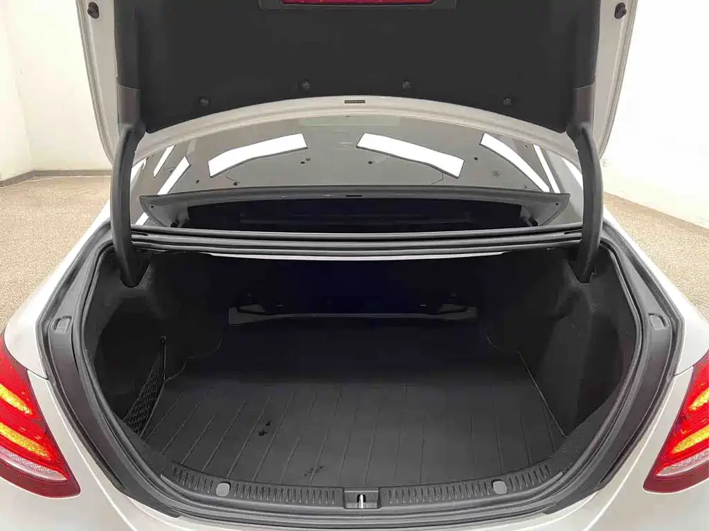 Mercedes-Benz E-Class (Import) — миниатюра 24