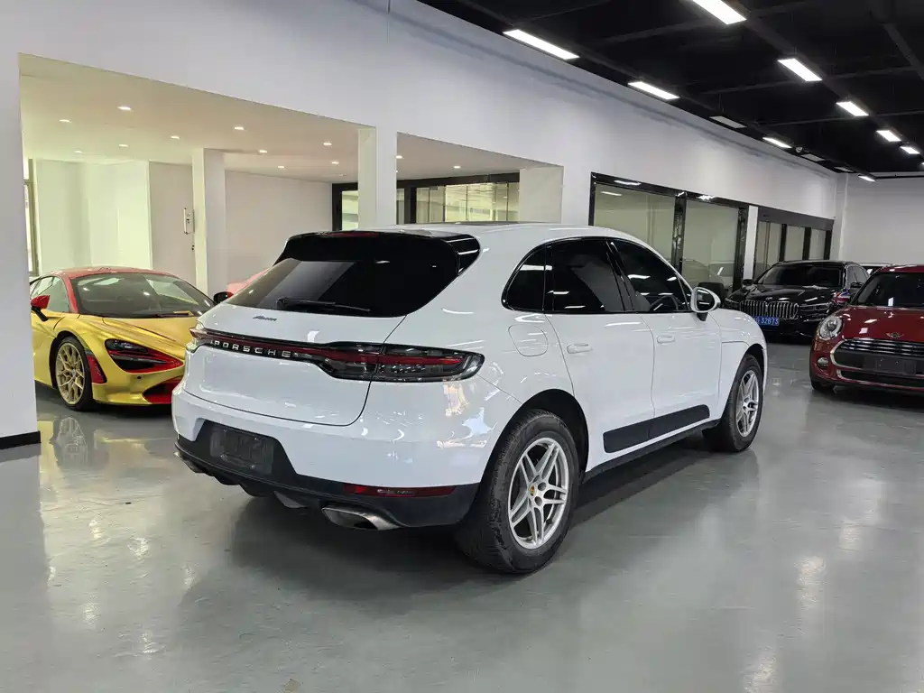 PORSCHE MACAN
