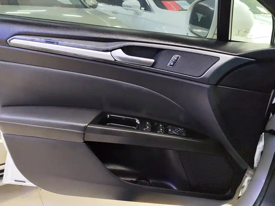 Ford Mondeo — миниатюра 7
