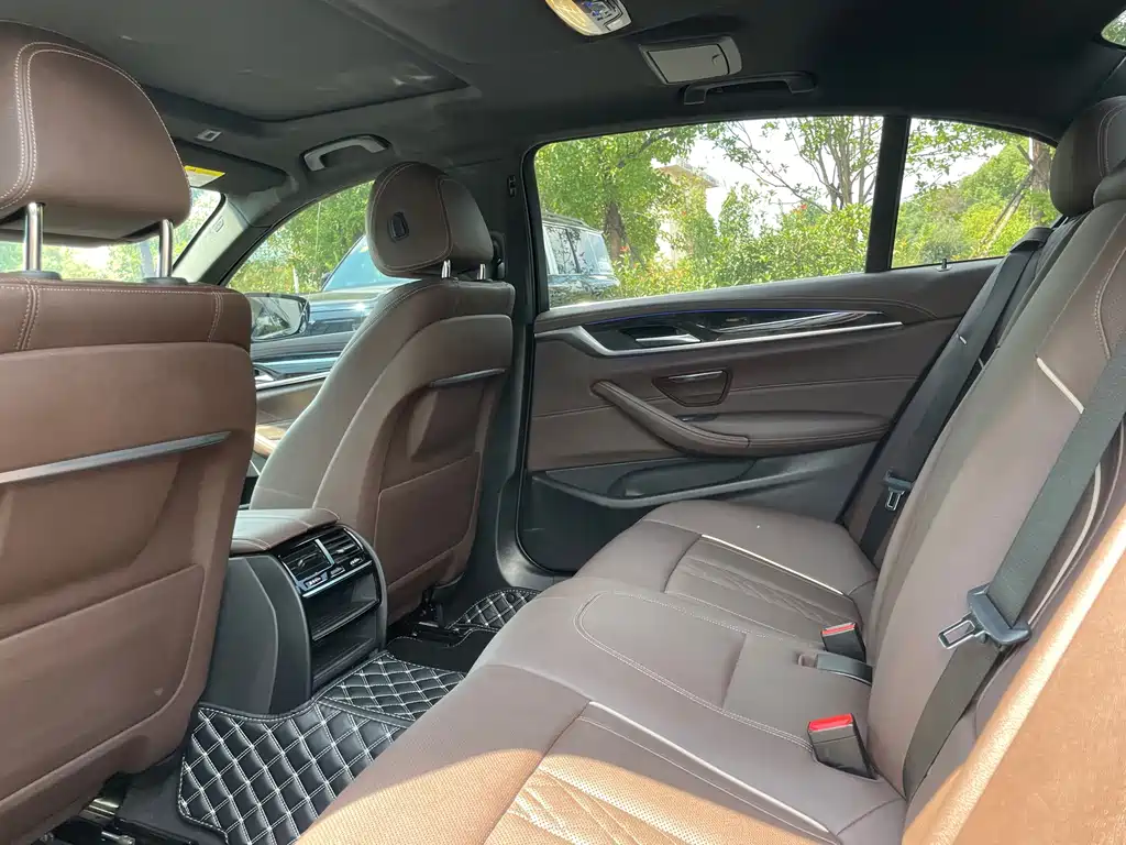 BMW 5 Series — миниатюра 7