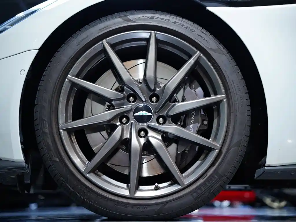 Aston Martin DB11 — миниатюра 12