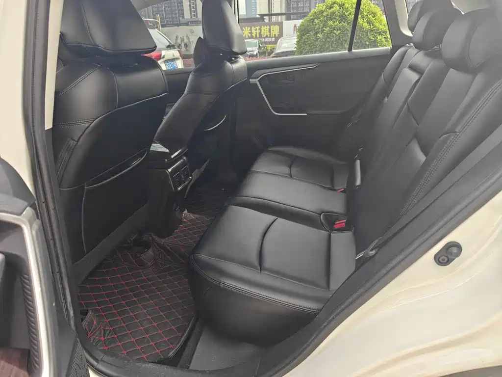 Toyota RAV4 — миниатюра 7