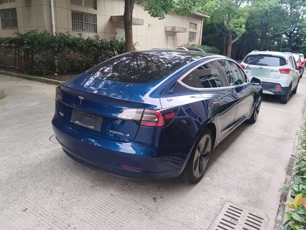 Tesla Model 3 — миниатюра 7
