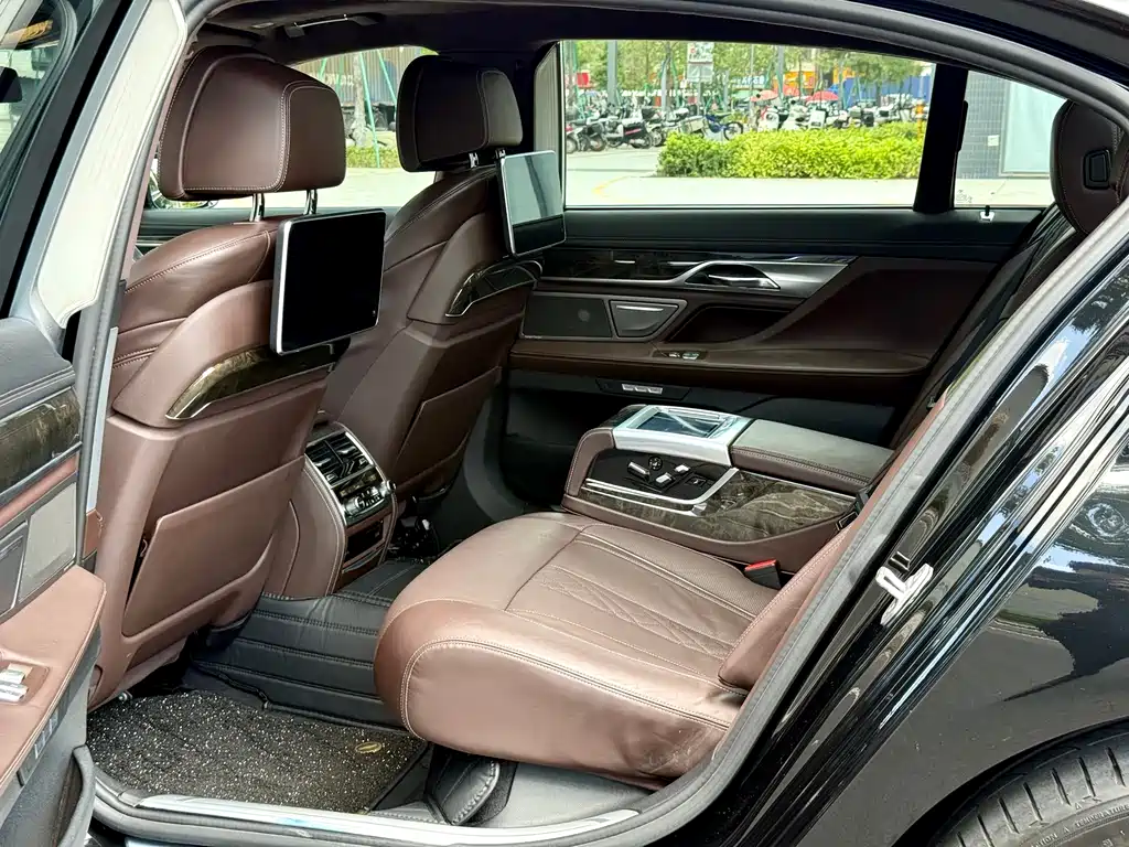 BMW 7 Series — миниатюра 5