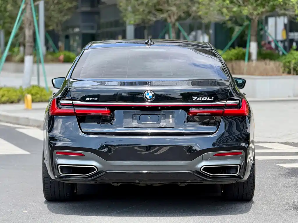 BMW 7 Series — миниатюра 11