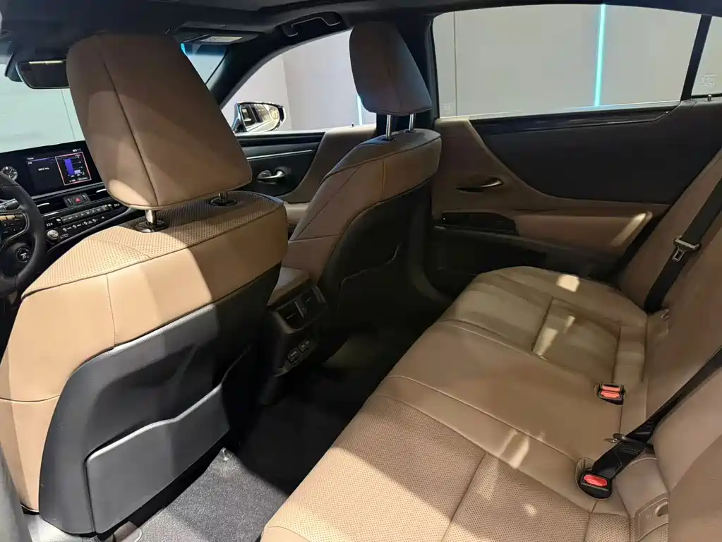 Lexus ES — миниатюра 10