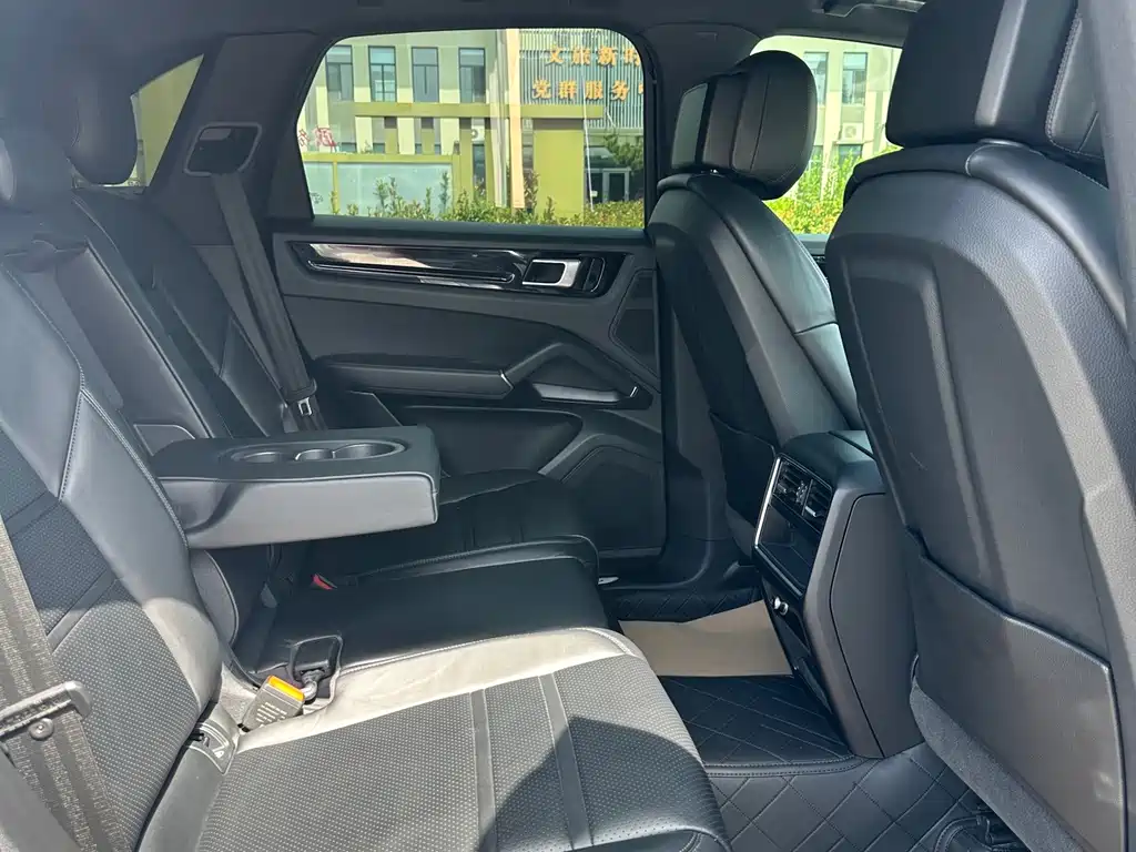 Porsche Cayenne — миниатюра 9