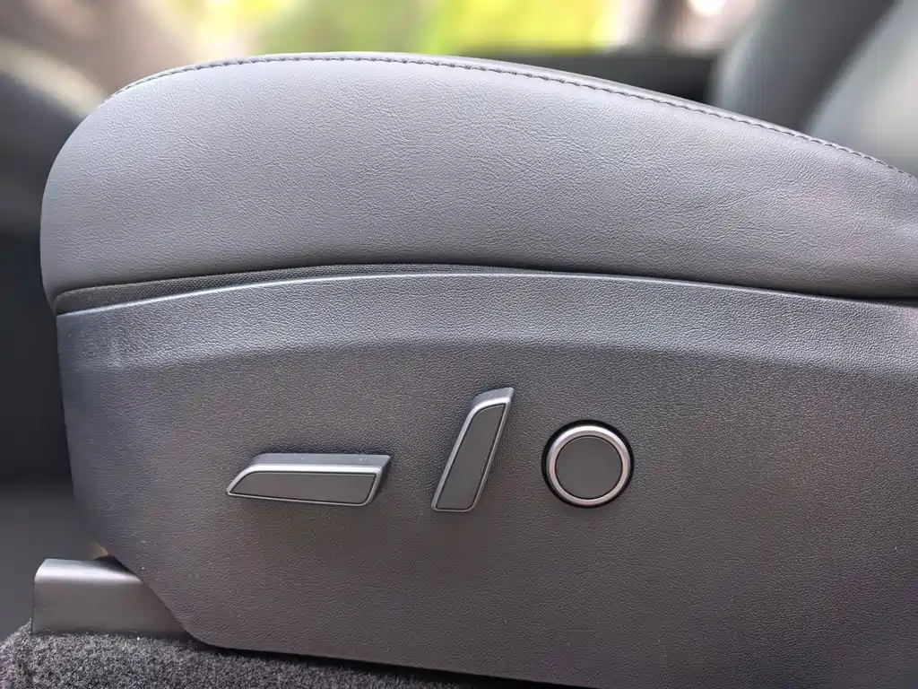 Tesla Model Y — миниатюра 24
