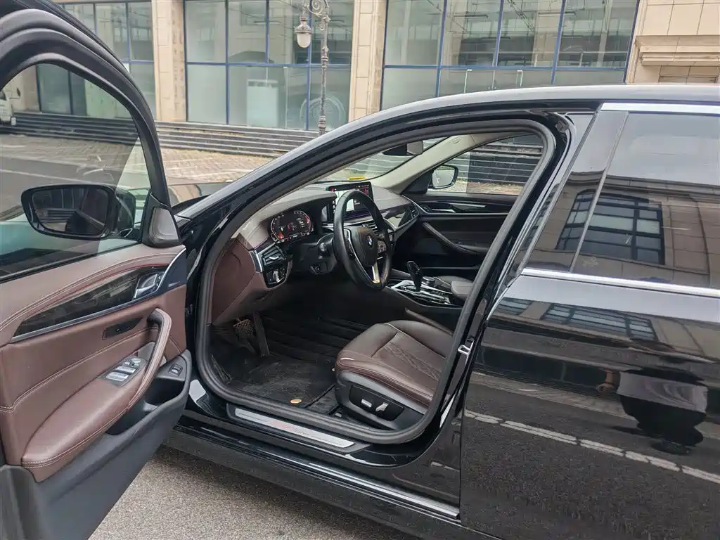 BMW 5 Series — миниатюра 10