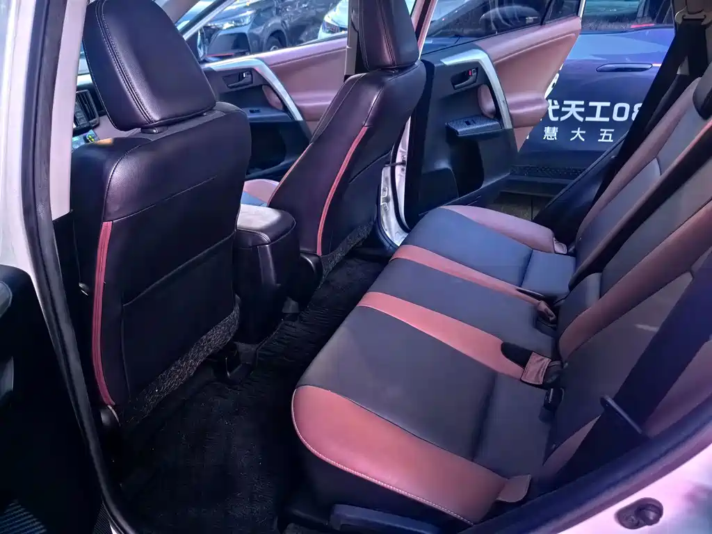Toyota RAV4 — миниатюра 9