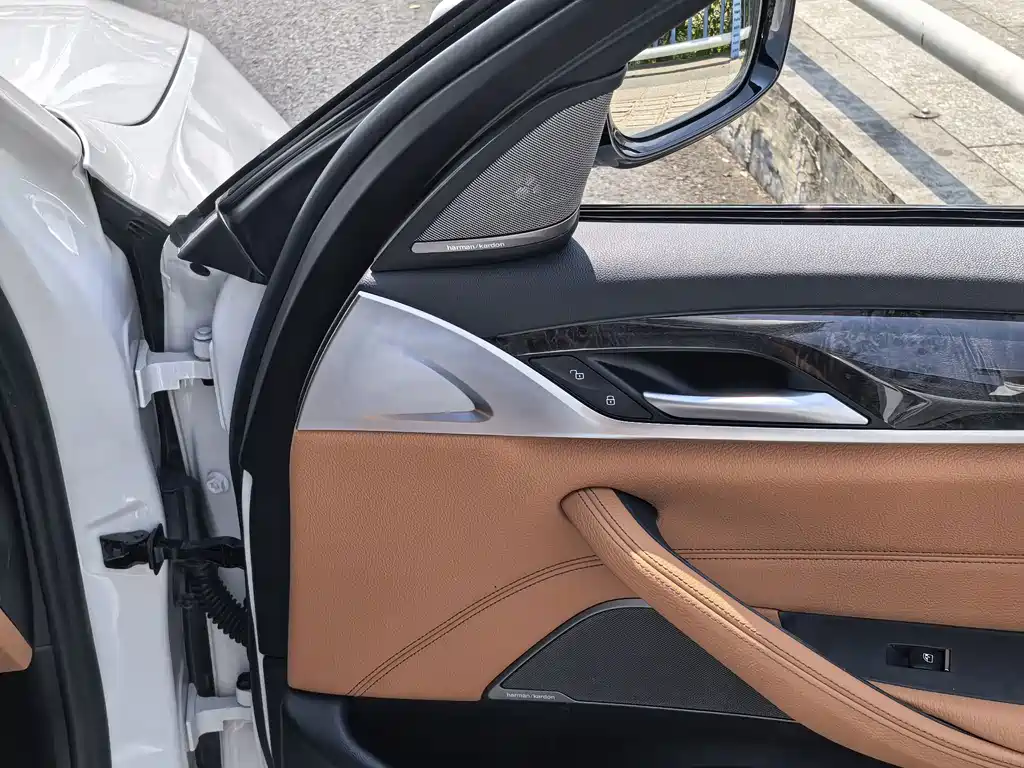 BMW 5 Series — миниатюра 11