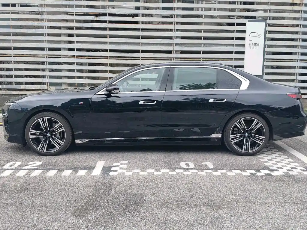 BMW i7 — миниатюра 4