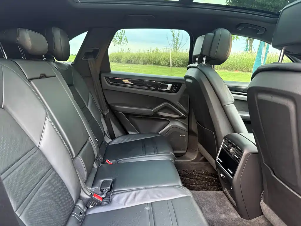 Porsche Cayenne — миниатюра 10