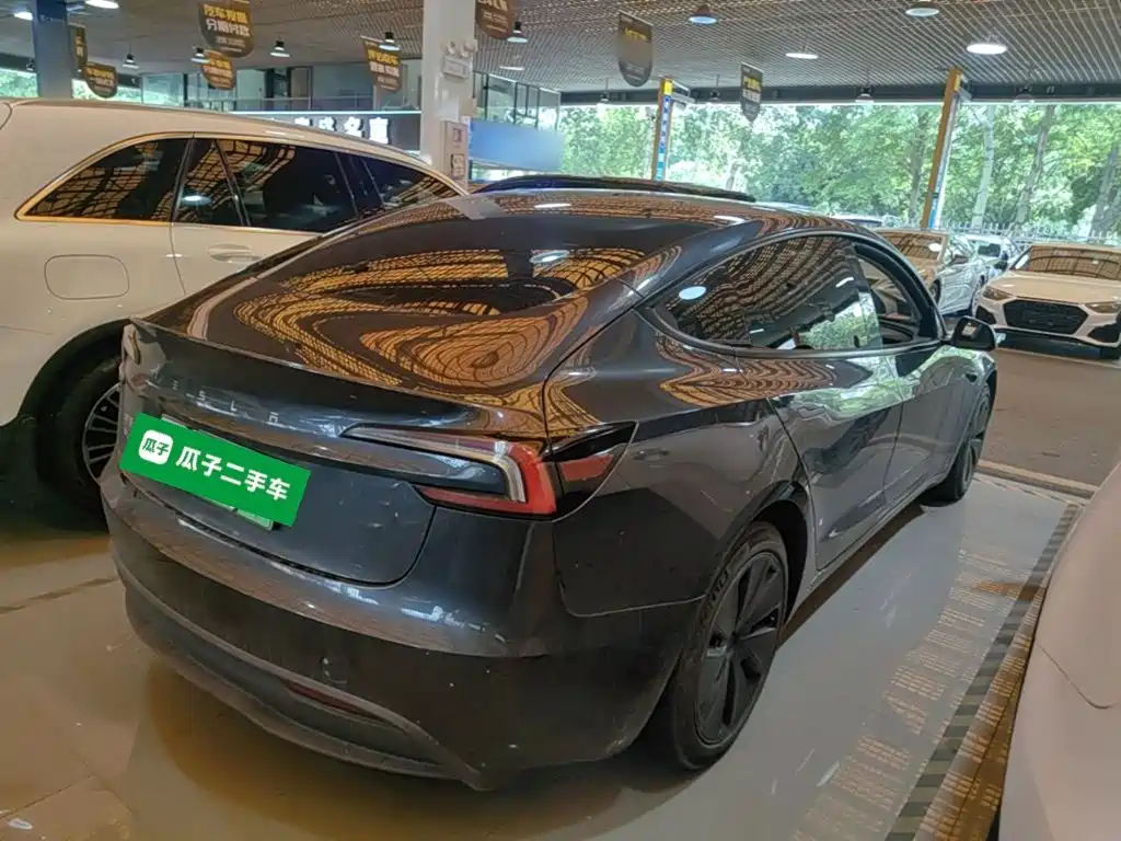 Tesla Model 3 — миниатюра 7