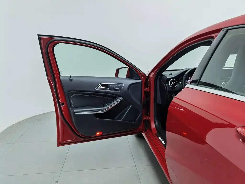 Mercedes-Benz A-Class (Import) — миниатюра 8