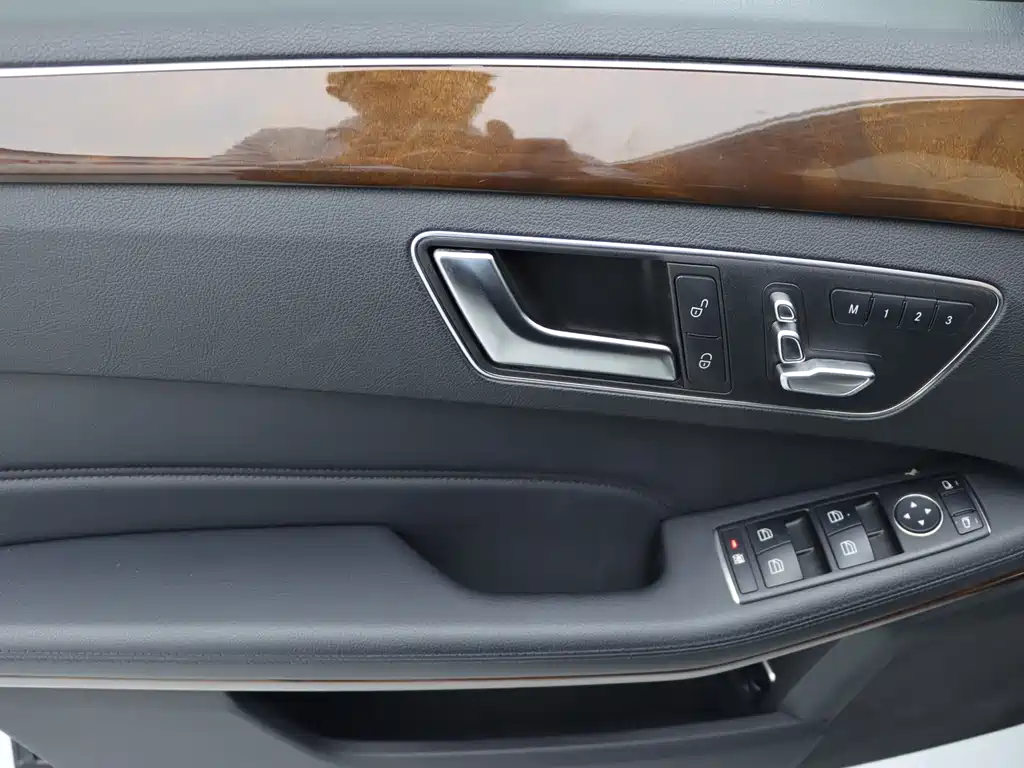 Mercedes-Benz E-Class — миниатюра 11