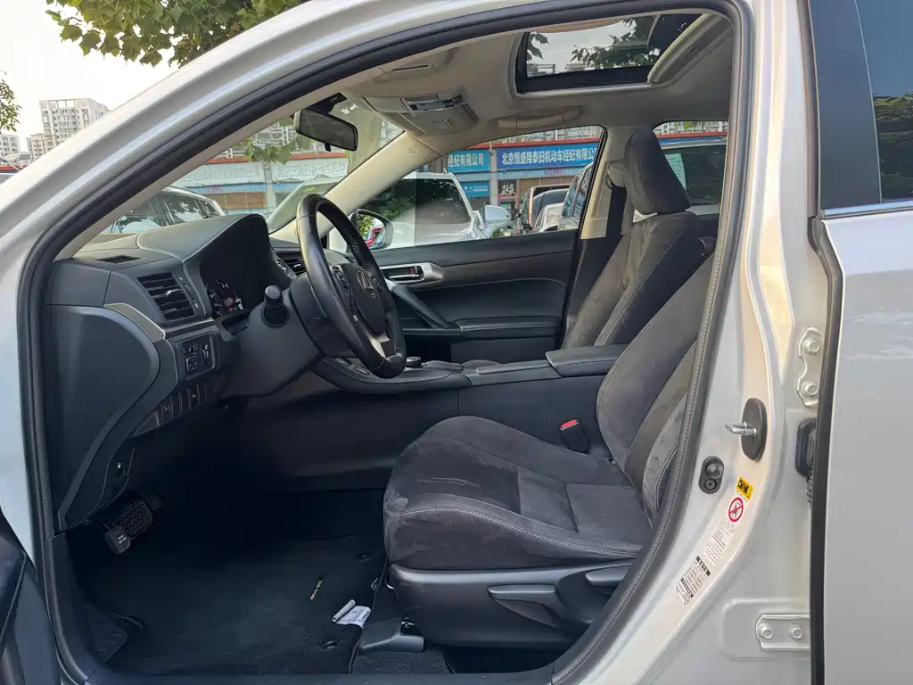 Lexus CT — миниатюра 5