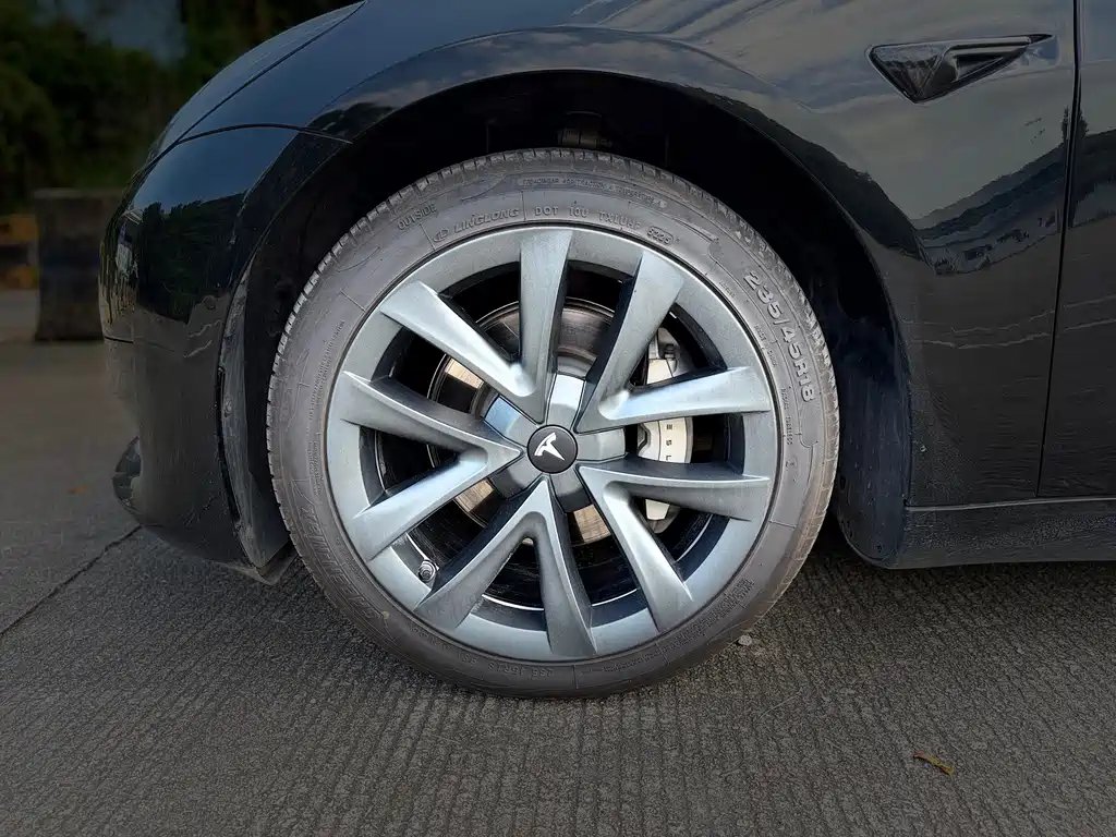 Tesla Model 3 — миниатюра 10