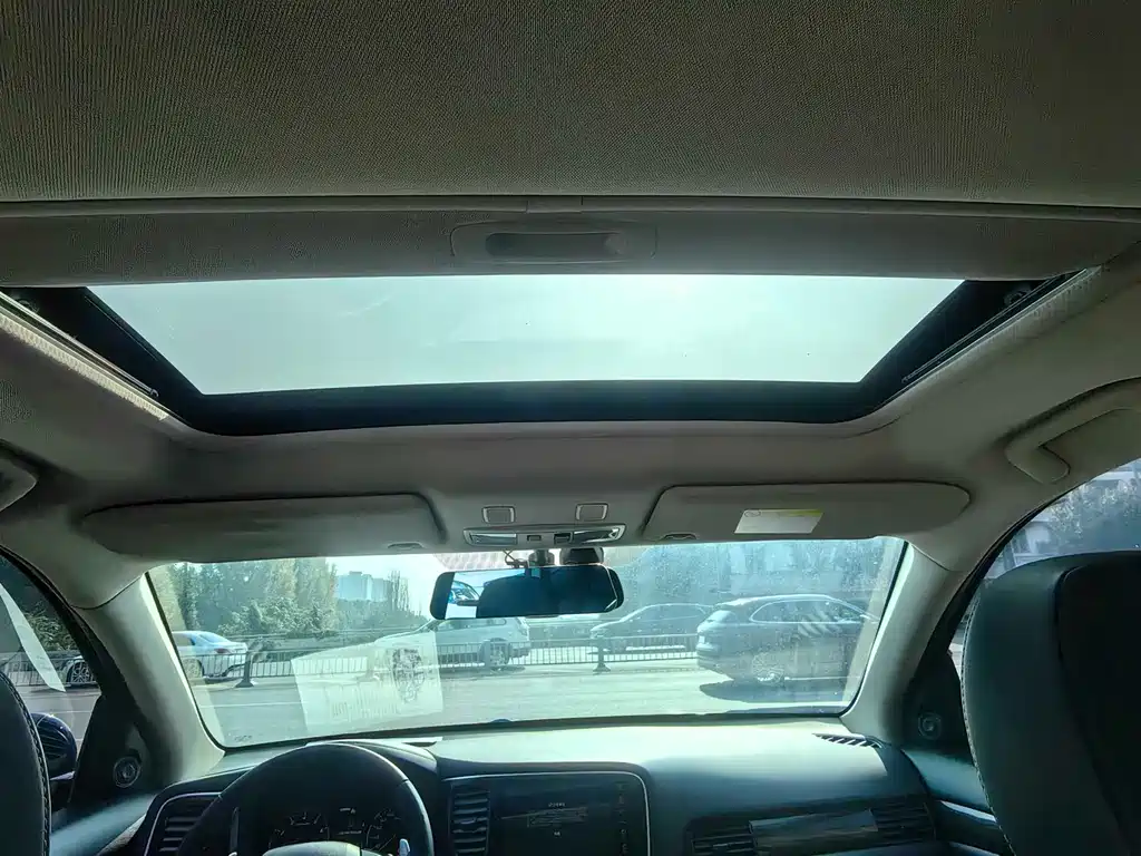 MITSUBISHI OUTLANDER