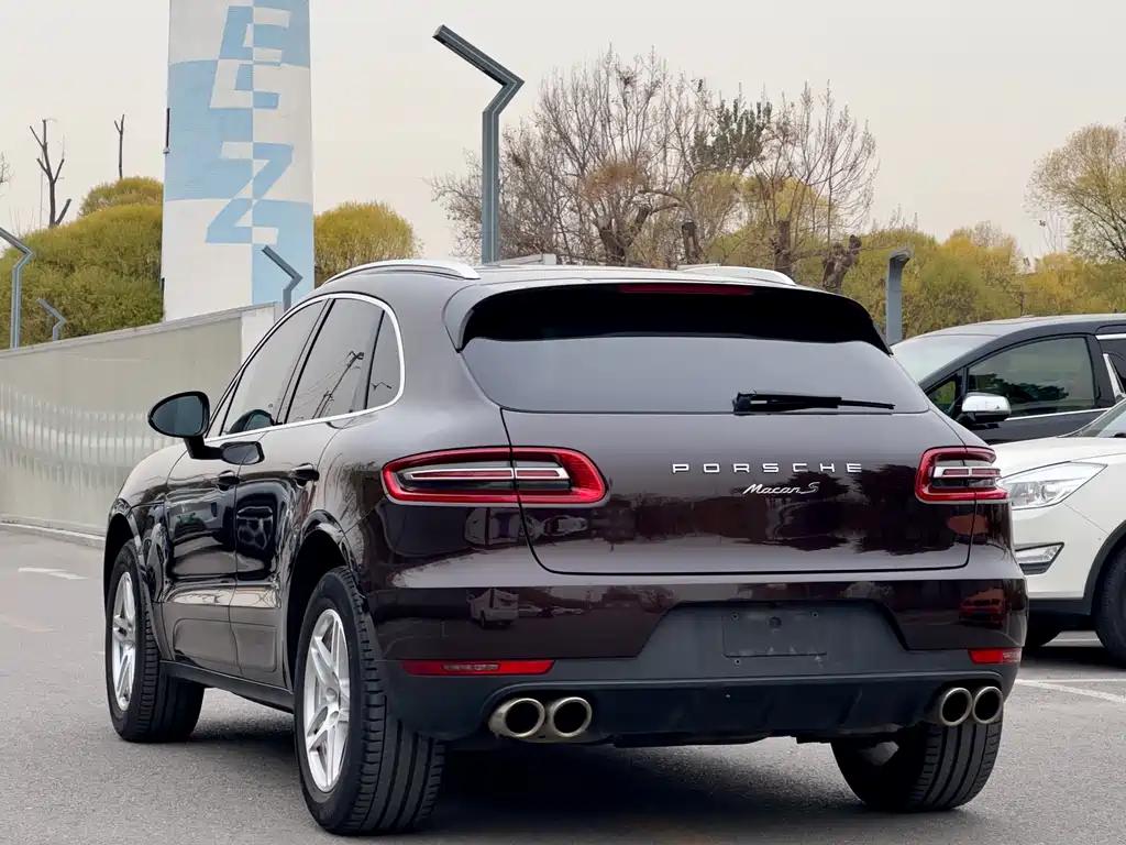 PORSCHE MACAN