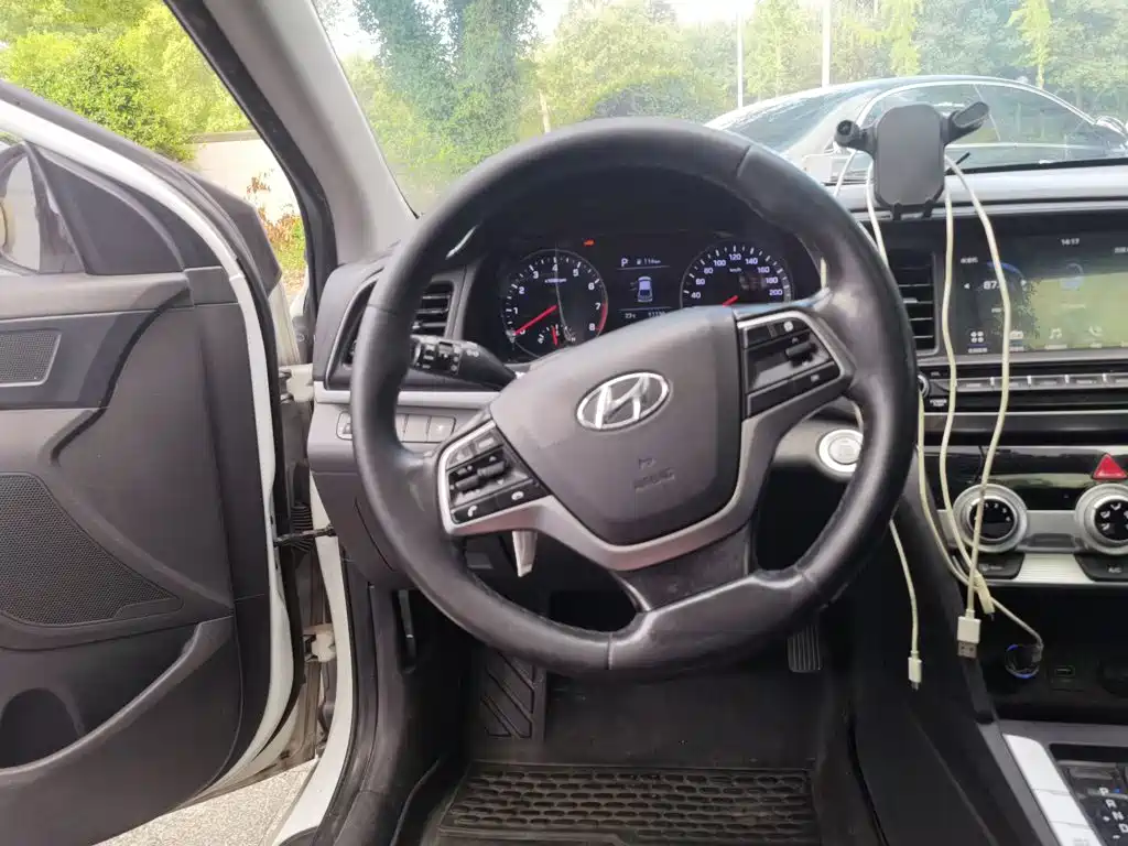 Hyundai Elantra — миниатюра 7