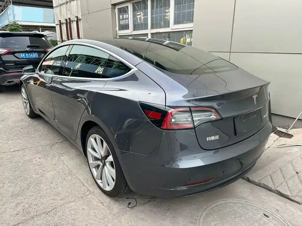 Tesla Model 3 — миниатюра 5