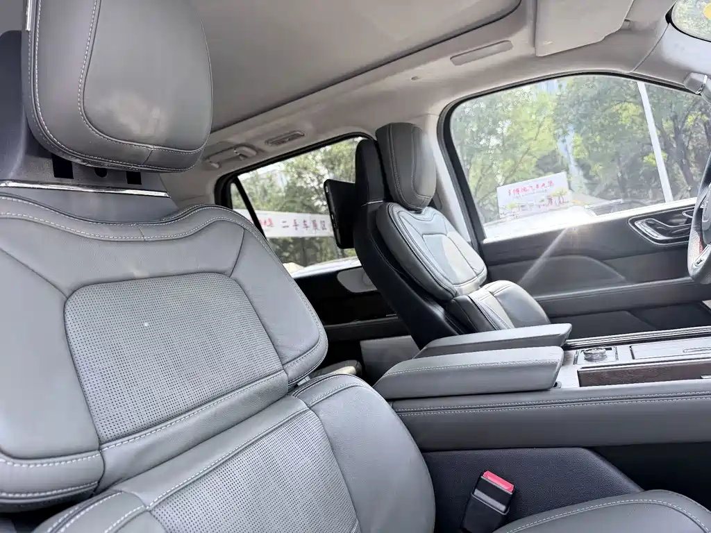 Lincoln Navigator — миниатюра 13
