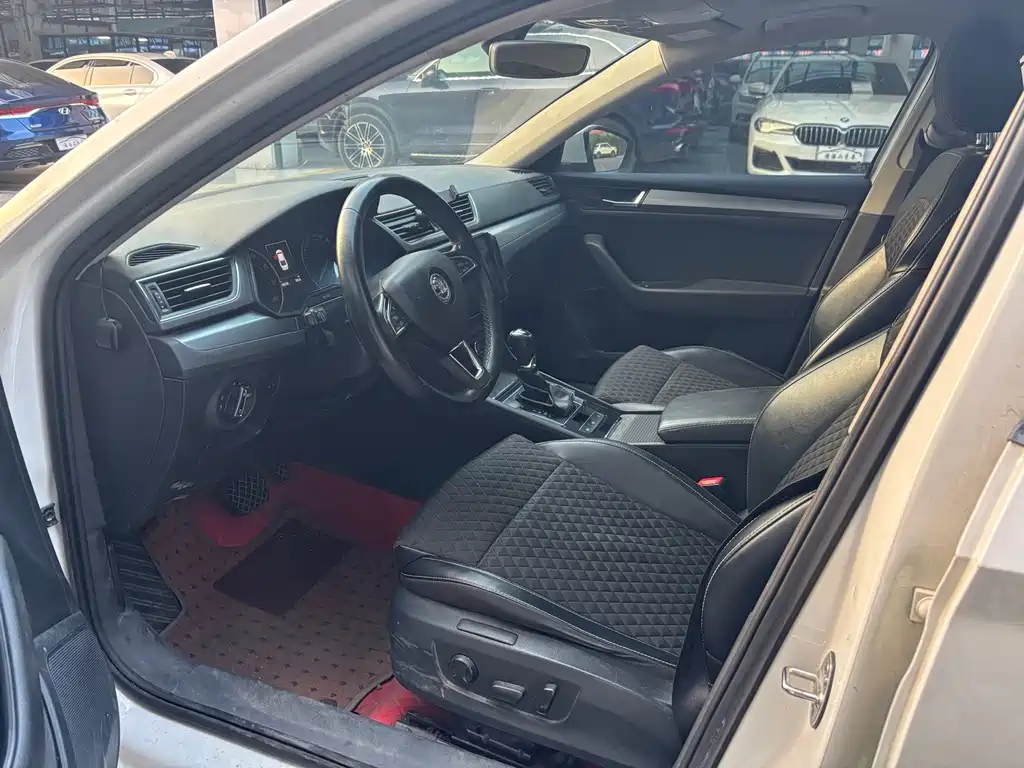 Skoda Superb — миниатюра 5
