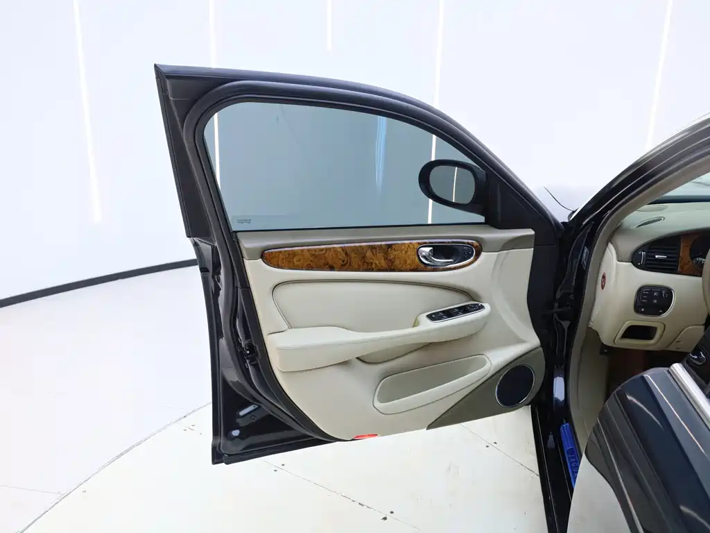 Jaguar XJ — миниатюра 18