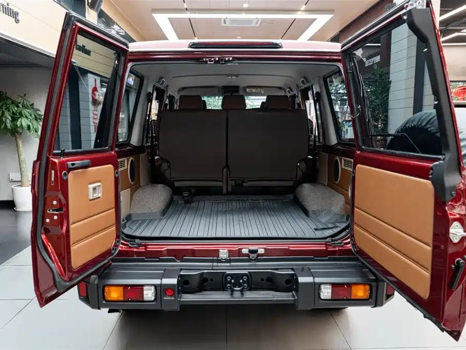 Toyota Land Cruiser LC76 2025 4.0L 40