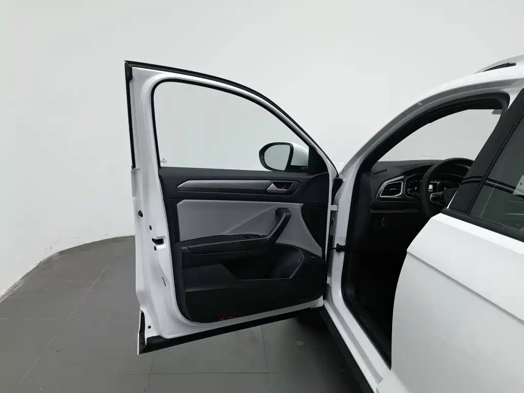 Volkswagen T-Roc — миниатюра 8