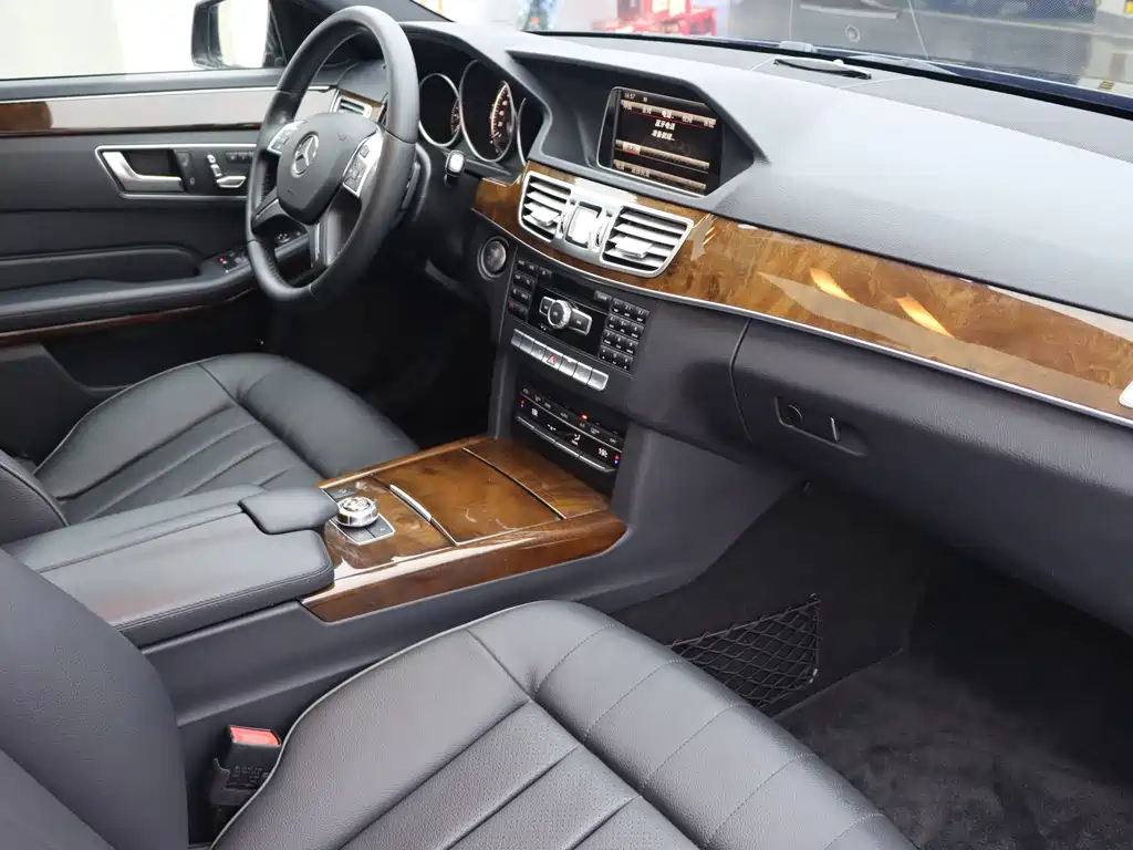 Mercedes-Benz E-Class — миниатюра 9
