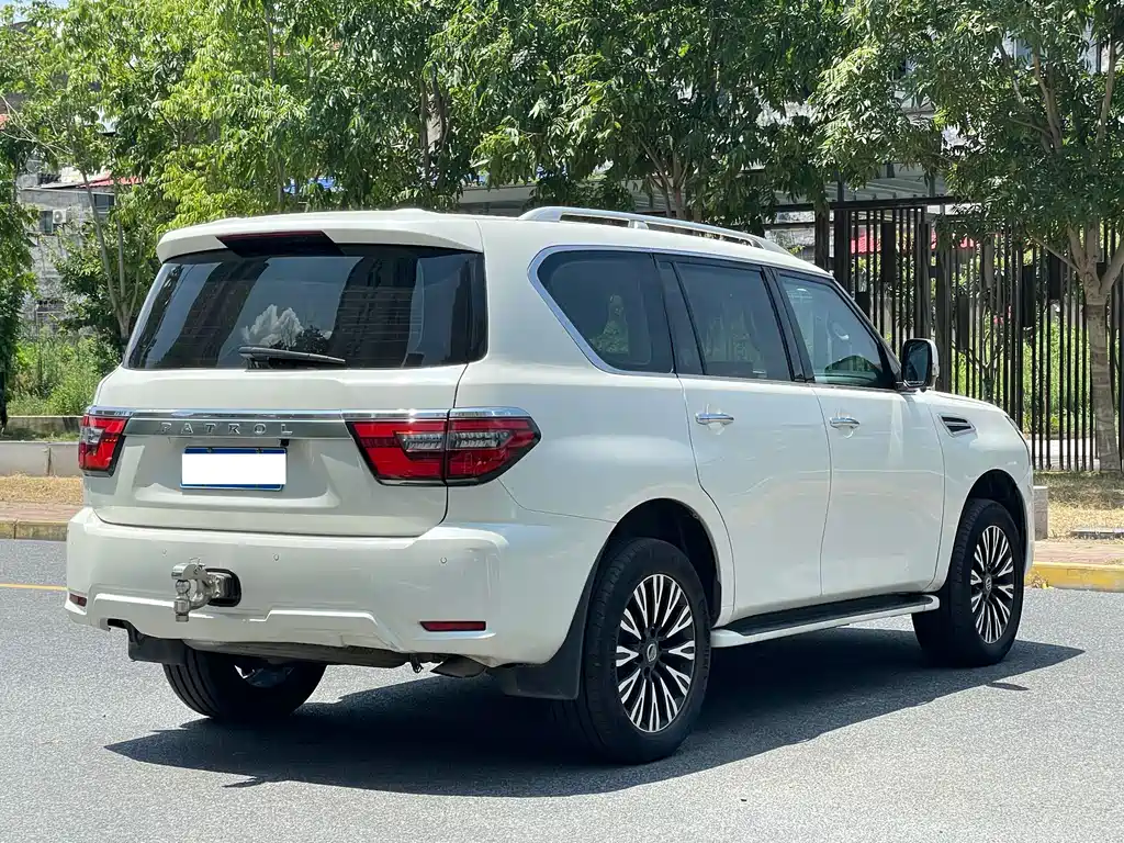 Nissan Patrol — миниатюра 10