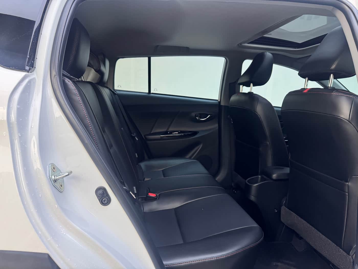 Toyota YARiS L Zhi Xuan 1.5 л 2023 г. Белый, пробег 21000 км
