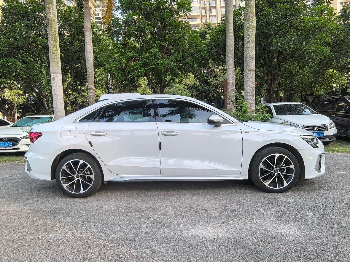 Audi A3 1.4 л 2023 г. Белый, пробег 30000 км