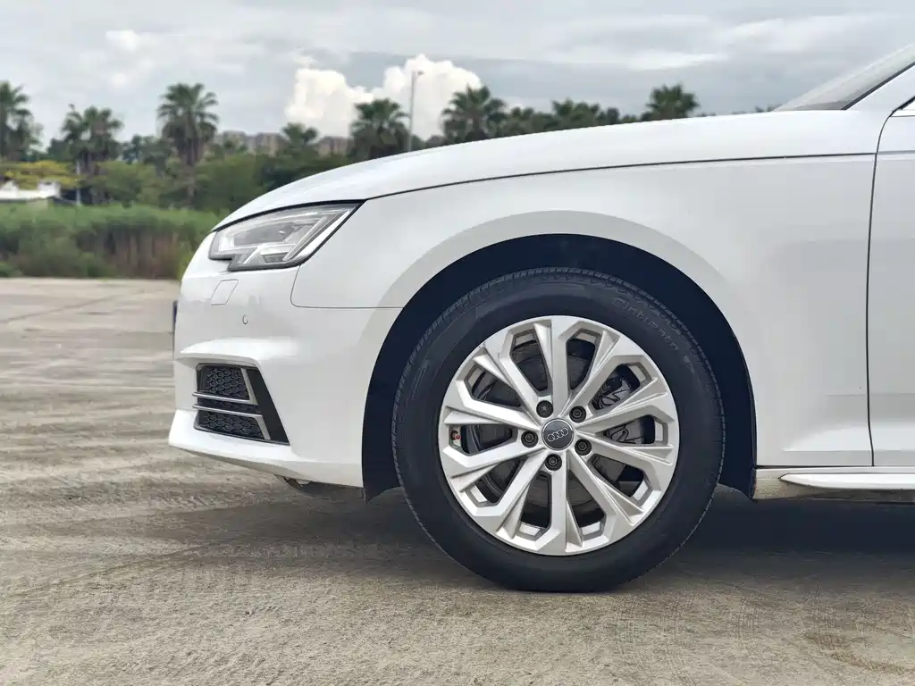 Audi A4L 2019 40 TFSI VI