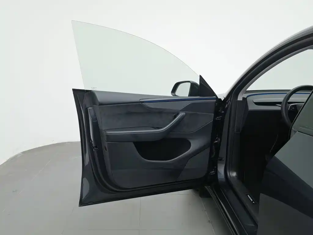 Tesla Model Y — миниатюра 8