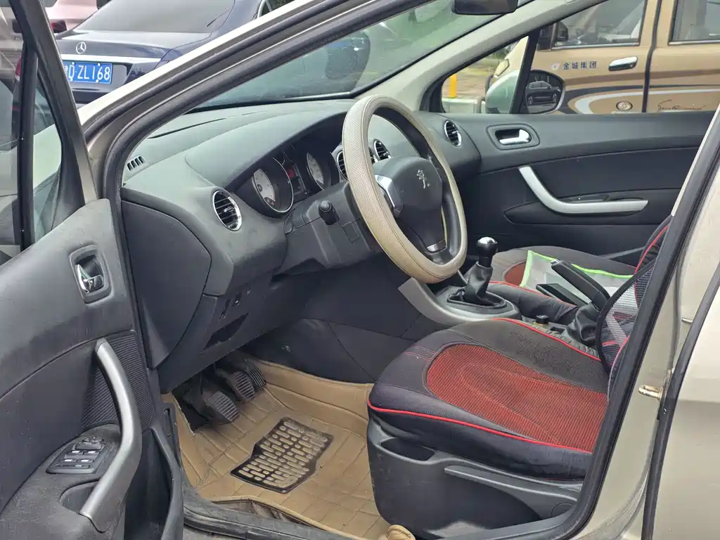 Peugeot 408 2013 1.6L MT Comfort