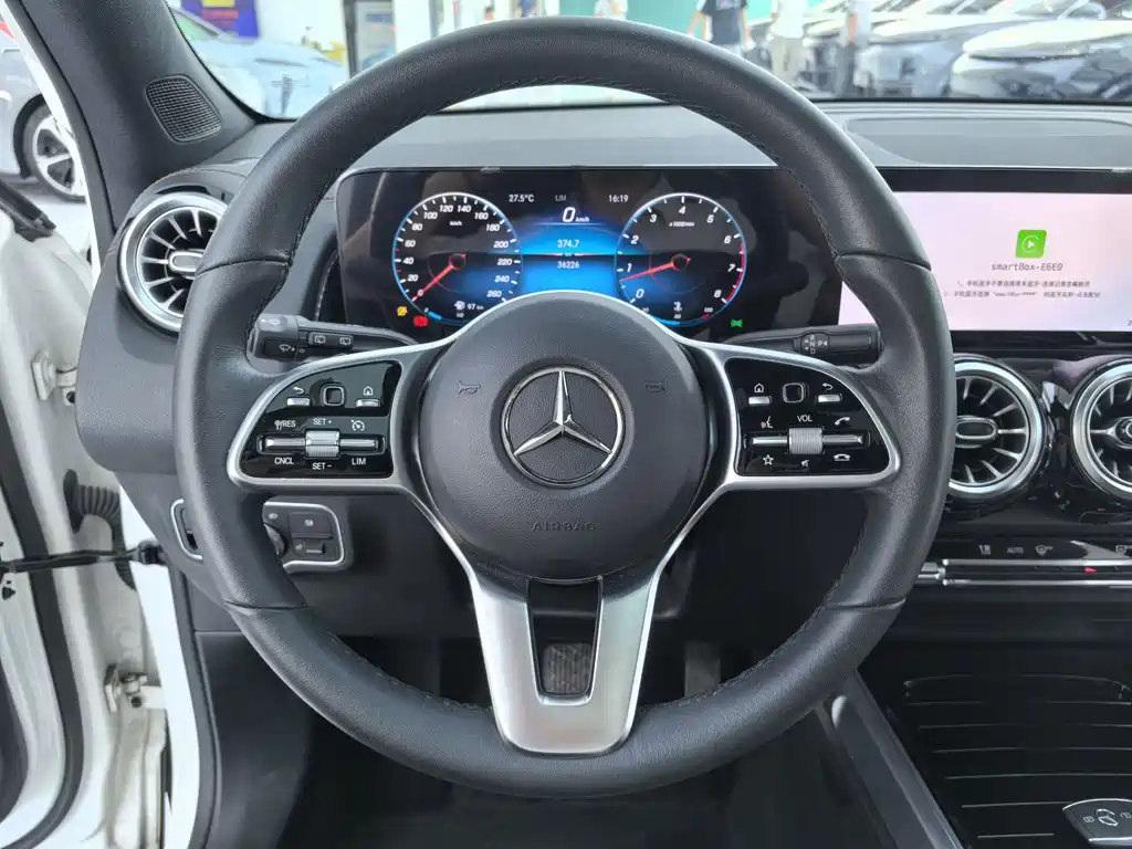 Mercedes-Benz GLB — миниатюра 8