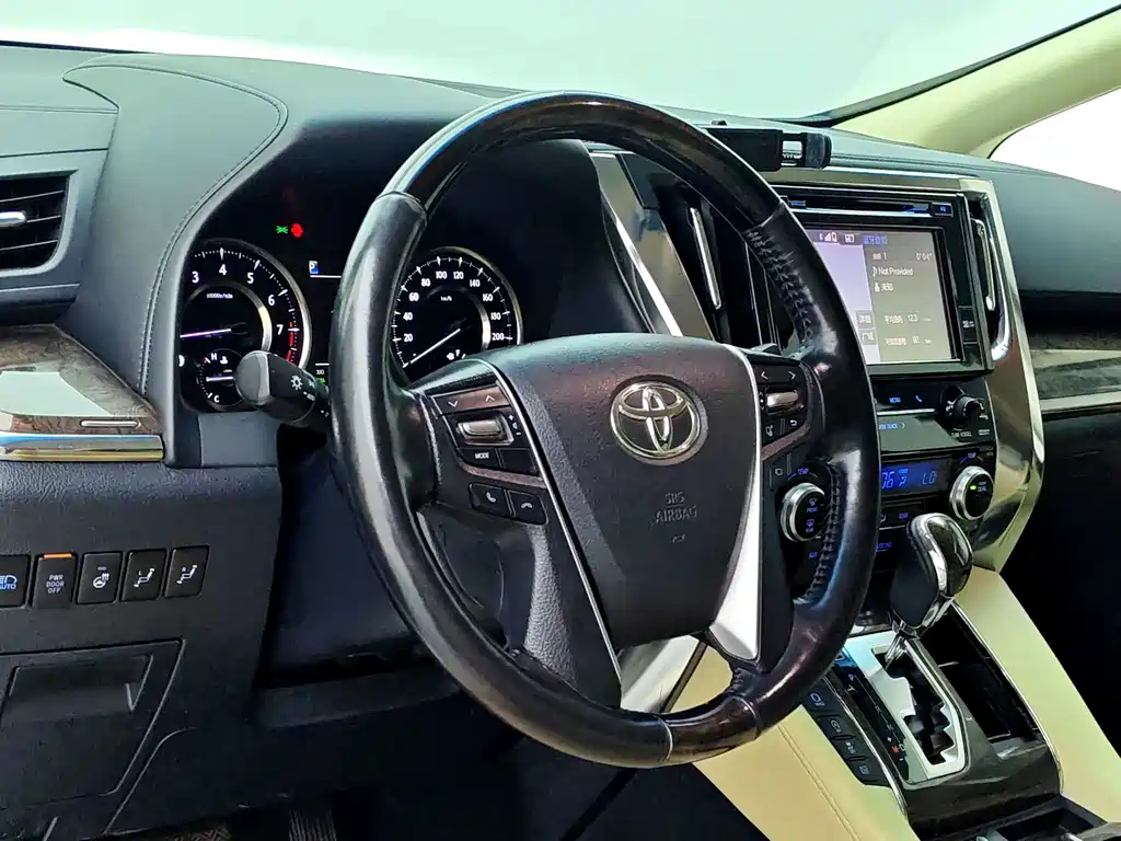 Toyota Alphard — миниатюра 10